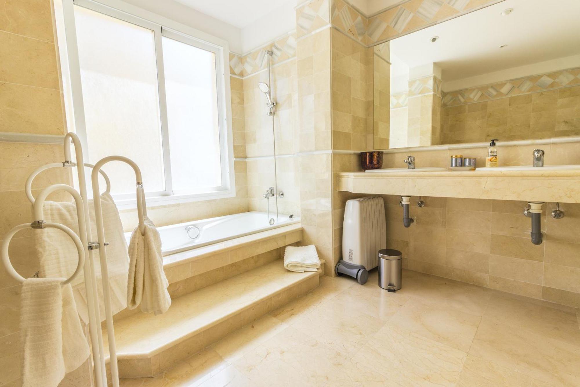 Apartamento Cubo's Boutique Elviria Hills Marbella